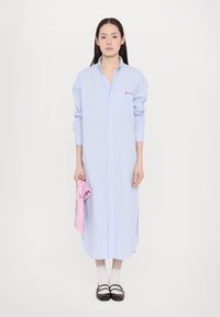 Fiorucci STRIPED - Rochie tip cămașă - light blue