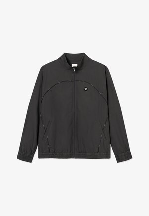 Schwarze leichte Reißverschlussjacke mit elastischen Bündchen, Seitentaschen und einem kleinen weißen Emblem auf der linken Brust.