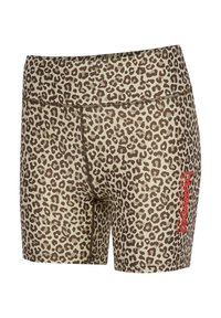 Leopardprint shorts in beige en bruin, met een strakke pasvorm, platte naden en een rood logo aan de zijkant. Stretchstof voor comfort.