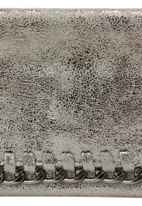 Metalen zilveren portemonnee met een gestructureerde afwerking, voorzien van een kettingaccent langs de onderkant en een gebarsten patroon op het oppervlak.