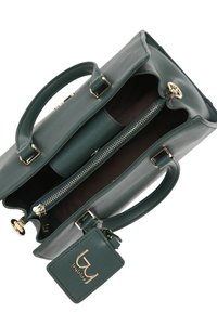 Borsa a tracolla in pelle verde con chiusura a zip, dettagli in metallo dorato, doppi manici superiori e un'etichetta rimovibile. Gli interni presentano un compartimento foderato.