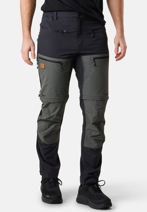 Zwarte en grijze zip-off cargo broek met meerdere ritszakken, gemaakt van lichtgewicht, duurzaam stof. Heeft een gestructureerde afwerking en een verstelbare taille.