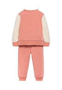Conjunto de dos piezas para niños que incluye una sudadera rosa con mangas de forro polar crema y pantalones de chándal rosa a juego. Tejido suave con puños acanalados.