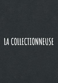 Tissu noir portant le texte "LA COLLECTIONNEUSE" en blanc, dans une police texturée légèrement irrégulière. Le fond ne présente aucun détail supplémentaire.
