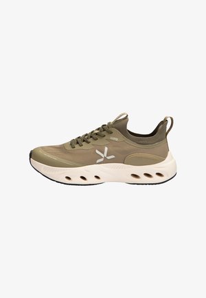 Scarpa da ginnastica verde oliva con suola beige, chiusura frontale con lacci, linguetta sul tallone e design imbottito con fori di ventilazione sulla suola.