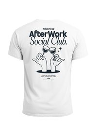 Weißes Baumwoll-T-Shirt mit schwarzem Grafikdesign von zwei anstoßenden Gläsern und dem Text "AfterWork Social Club" auf dem Rücken.
