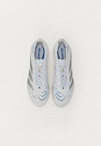 Weiße Fußballschuhe mit grauen Streifen, blauen Akzenten und einem strukturierten Design. Sie verfügen über Schnürsenkel und gepolsterte Innensohlen für zusätzlichen Komfort.