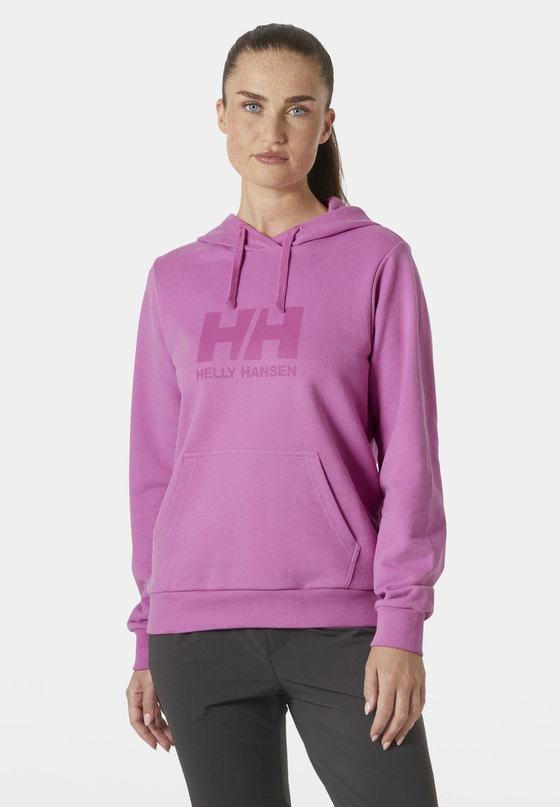 Sudadera de algodón rosa con un bolsillo frontal, capucha con cordón ajustable y un diseño de logo sutil en el pecho. Textura suave, ajuste relajado.