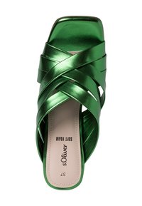 Sandale verte métallisée avec bride croisée, bout carré et semelle intérieure beige rembourrée étiquetée "s.Oliver SOFT FOAM" taille 37.
