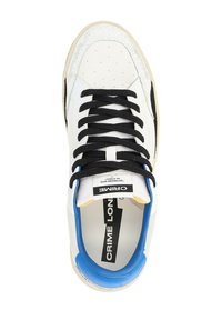Sneakers bianchi con lacci neri e un'accensione blu. Presentano una punta perforata, una parte superiore testurizzata e una suola in gomma. Branding sulla linguetta.