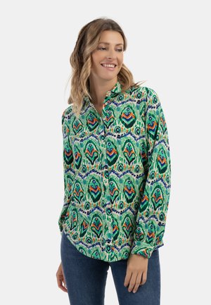 Camicia abbottonata con un motivo paisley verde, blu e arancione, con maniche lunghe e colletto. Tessuto morbido.