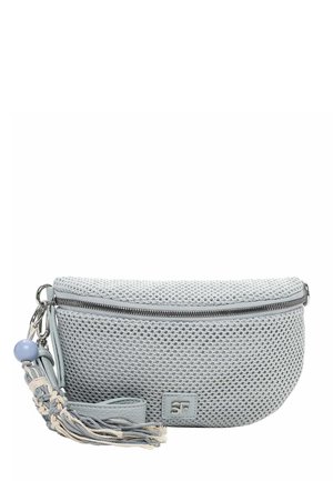 Bolsa de malla de color gris claro con cremallera, borla trenzada y cuenta redonda unidas al tirador de la cremallera, mostrando el parche con el logo de SF en la parte frontal.