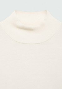 Pull à col montant blanc cassé en tissu côtelé doux. Présente un col haut et un design sans couture pour un look épuré.