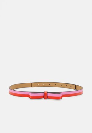 Leren riem met horizontale roze en rode strepen, voorzien van een bijpassende strikvormige gesp, plat gelegd op een witte achtergrond.