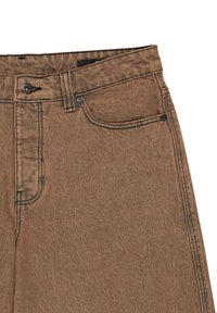 Jeans in denim marrone con vita alta, design a cinque tasche e cuciture nere in contrasto. Presenta un'apertura con bottoni e dettagli di texture sottili.
