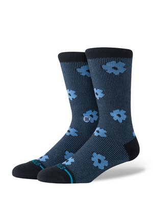 Tumesinised sokid sinise lillemustriga, soonilise tekstuuriga, musta kinnise ja varba lähedal kontrastse türkiissinise aktsendiga.