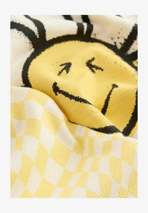 Žuta tkanina s grafikom nasmijanog sunca u crnoj boji. Tekstura je glatka s laganim rebrastim uzorkom, upotpunjena kariranim uzorkom.