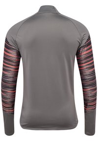 Langärmliges Sporthemd aus grauem Stoff, mit gemusterten schwarz-roten Akzenten an den Ärmeln. Glatte Textur mit Stehkragen.