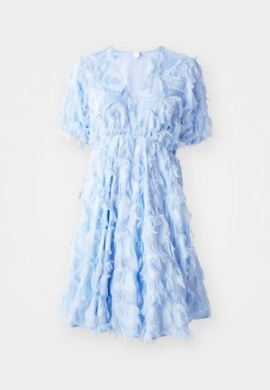 Hele sinine kleit V-kujulise kaeluse, lühikeste varrukate ja kihiliste äärtega. Voogav, tekstureeritud kangas kummipaelaga vöökoht, mis tagab hea sobivuse.