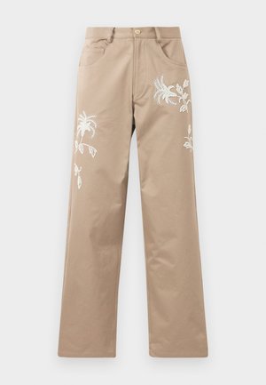 Beige bomuldsbukser med lige ben-design, der har hvid blomsterbroderi på begge sider og guldknaplukning i taljen.