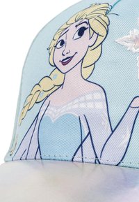 Casquette de baseball en tissu bleu avec un design brodé d'un personnage portant une tresse blonde et une robe bleu clair, agrémentée de détails en flocons de neige.