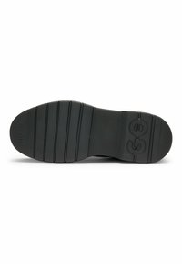 Semelle de chaussure en caoutchouc noir avec des rainures horizontales, surface texturée et logo en relief. Présente des accents circulaires et un bord lisse en biais.