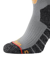 Chaussette grise avec une finition texturée, accents noirs, détails rouges et oranges sur l'orteil, et un talon renforcé pour plus de durabilité.
