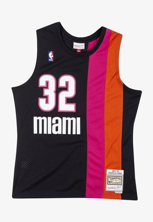 Schwarzes Basketballtrikot mit großen weißen "32" und "Miami". Akzente in Pink und Orange. Texturiertes Mesh-Gewebe mit NBA-Logo und Etikett.