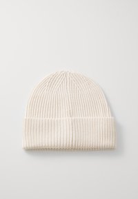 Czapka dziana w kolorze ecru, z prążkowaną teksturą, z podwiniętym mankietem i prostym, minimalistycznym designem. Gładki, lekki materiał.