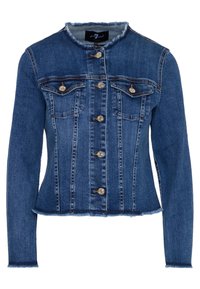 Dunkelblaue Jeansjacke im cropped Design, mit rohem Saum, fünf vorderen Knöpfen und zwei Brusttaschen mit Klappen.