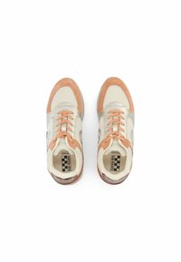 Baskets avec une tige en mesh beige, accentuées de suède orange clair. Les caractéristiques comprennent des lacets symétriques et un détail de logo à motif pied-de-poule noir et blanc.