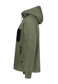 Giacca in pile verde oliva con cappuccio, dotata di una tasca con zip nera sul petto e una tasca laterale con zip. Texture morbida.