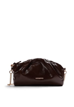 Borsa clutch marrone scuro lucida con tracolla a catena dorata e piccolo logo dorato GIOSEPPO sul davanti su sfondo bianco.