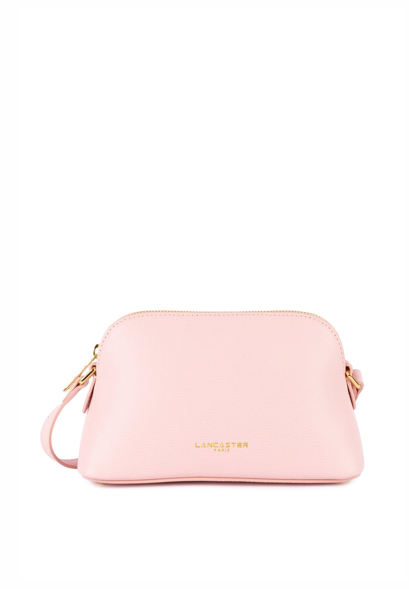 Borsa a pochette in pelle rosa con finitura testurizzata, hardware dorato e tracolla. Presenta una chiusura con zip e il marchio "LANCASTER PARIS".