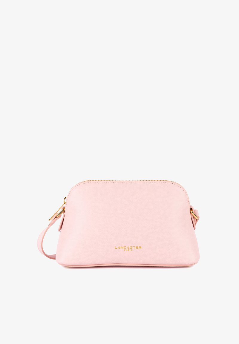 Borsa a pochette in pelle rosa con finitura testurizzata, hardware dorato e tracolla. Presenta una chiusura con zip e il marchio "LANCASTER PARIS".