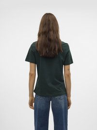 Mørkegrønn t-skjorte med korte ermer og avslappet passform, laget av mykt stoff, sammen med lyseblå vide jeans. Vist fra bak.