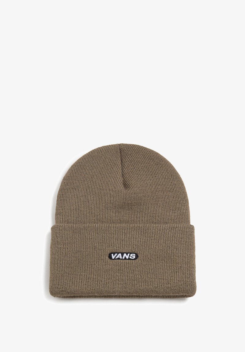 Bruine gebreide beanie met een opgerolde manchette, voorzien van een zwarte rechthoekige patch met witte "VANS" tekst. Zachte textuur en snug fit.