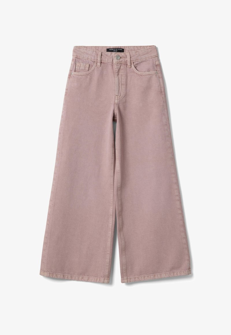 Jean taille haute à jambes larges de couleur rose poudré avec poches avant et porte-monnaie, fermeture par bouton et passants pour ceinture, présenté sur un fond blanc.