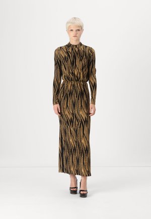 Maxi-jurk in goud en zwart, met een geprofileerd patroon van golvende strepen. Lange mouwen, hoge hals en plooidetail bij de taille creëren een elegante silhouet.