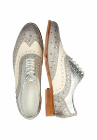 Scarpe in pelle di colore grigio e crema, design wingtip, dettagli perforati e accenti argento. Tacco in legno naturale.