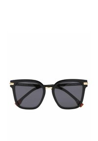 Sorte katteøje solbriller med mørke linser, guld accenter på stængerne og en struktureret plastikramme. Inkluderer en subtil rød detalje på siden.