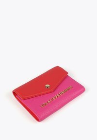 Cartera de imitación de cuero en tonos rosa y rojo con un cierre metálico, que presenta un diseño de solapa y el nombre de la marca en relieve en dorado. Forma compacta y rectangular.
