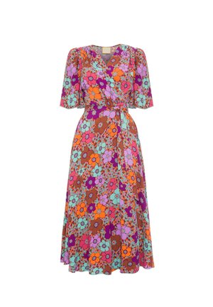 Brązowa sukienka wrap z wyrazistymi kwiatowymi wzorami w kolorach różowym, pomarańczowym, fioletowym i niebieskim. Midi z krótkimi bufkowymi rękawami i paskiem do związania.