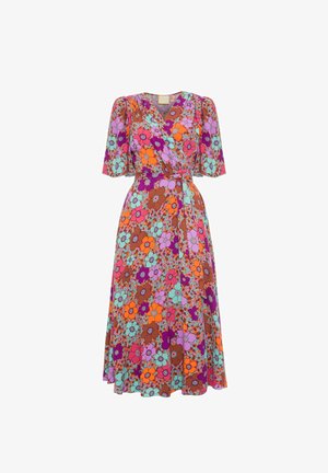 Brązowa sukienka wrap z wyrazistymi kwiatowymi wzorami w kolorach różowym, pomarańczowym, fioletowym i niebieskim. Midi z krótkimi bufkowymi rękawami i paskiem do związania.