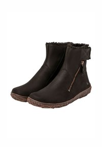 Botas negras de cuero hasta el tobillo con una suela marrón texturizada, cremallera lateral y un cuello forrado de pelaje para mayor comodidad y calidez.