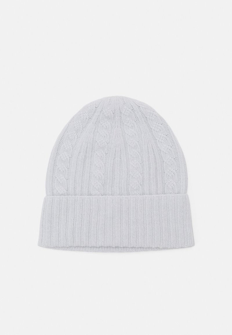 Gorros de punto en un gris claro con un dobladillo acanalado y un patrón de cable trenzado. Textura suave y parte superior redondeada.
