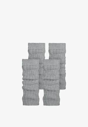 Graue gestrickte Armstulpen mit Rippenstruktur und umgeschlagenen Bündchen, mit einem Zopfmuster. Das Material wirkt weich und dehnbar.