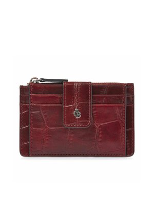 Cartera compacta de piel roja oscura con textura de cocodrilo, ranuras frontales para tarjetas, un bolsillo con cremallera y un cierre de presión con un emblema de logo plateado.