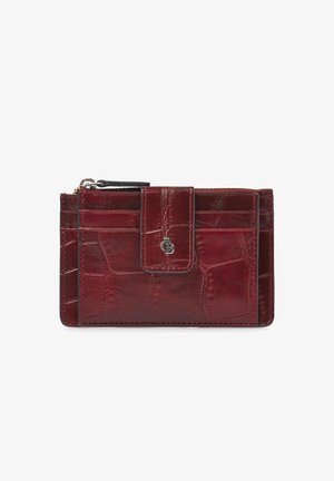 Compact donkerrood leren portemonnee met krokodillenstructuur, voorste kaartsleuven, een ritssluitingvak en een druksluiting met een zilveren logo-embleem.