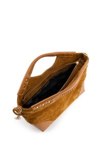Sac en suède beige avec des accents en cuir, fermeture éclair, détails cloutés et intérieur en tissu avec un motif de logo. Vue de haut ouverte.